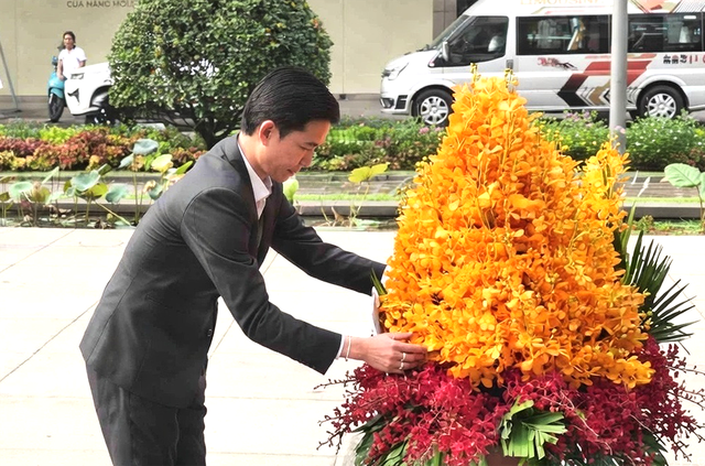 Đoàn đại biểu chính quyền tỉnh Hủa Phăn (Lào) dâng hoa tại Tượng đài Chủ tịch Hồ Chí Minh- Ảnh 1.