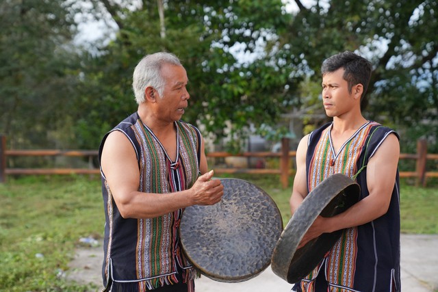 Nghệ nhân cồng chiêng Ndu Ha Biêng đang truyền dạy lại lớp trẻ nghệ thuật diễn tấu cồng chiên của người M'Nông nói riêng và đồng bào Tây Nguyên nói chung