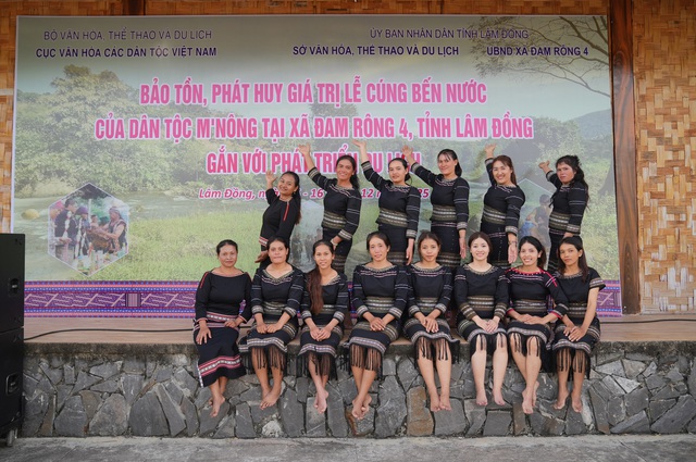 Đội múa của LB B Cồng chiêng Liên Trang 1 tại buổi tổ chức trình diễn, tái hiện Lễ cúng bến nước của dân tộc M’Nông