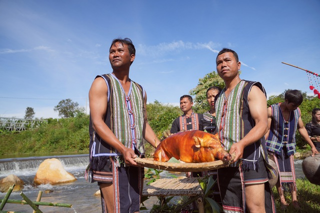 Nghi lễ Cúng bến nước của người M'Nông được tái hiện tại suối Đạ Đòr, thôn Liêng Trang 1, xã Đam Rông 4 vào ngày 16/12