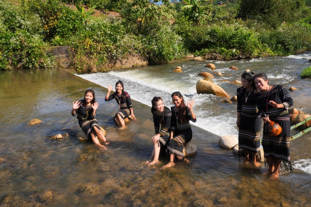 Các thiếu nữ M'Nông tại suối đầu nguồn sau buổi tái hiện nghi lễ Cúng bến nước