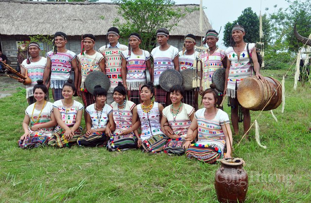 Dệt thổ cẩm để bảo tồn bản sắc và phát triển sinh kế cho phụ nữ Mạ- Ảnh 2.
