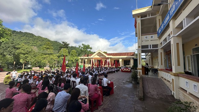 Người thầy bền bỉ "cõng" máy tính, đưa ánh sáng "thế giới số" tới học sinh Pa Kô, Vân Kiều- Ảnh 1. Người thầy bền bỉ "cõng" máy tính, đưa ánh sáng "thế giới số" tới học sinh Pa Kô, Vân Kiều- Ảnh 1.