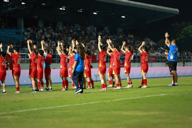 Đội tuyển bóng đá nữ Việt Nam tri ân HLV Mai Đức Chung, gửi lời cảm ơn người hâm mộ- Ảnh 7. Đội tuyển bóng đá nữ Việt Nam tri ân HLV Mai Đức Chung, gửi lời cảm ơn người hâm mộ- Ảnh 7.