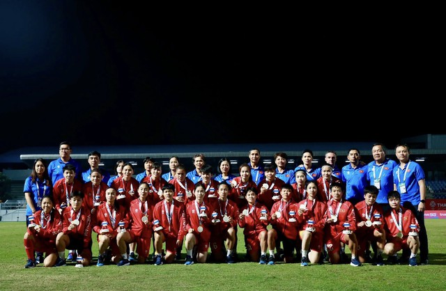 Đội tuyển bóng đá nữ Việt Nam tri ân HLV Mai Đức Chung, gửi lời cảm ơn người hâm mộ- Ảnh 4. Đội tuyển bóng đá nữ Việt Nam tri ân HLV Mai Đức Chung, gửi lời cảm ơn người hâm mộ- Ảnh 4.