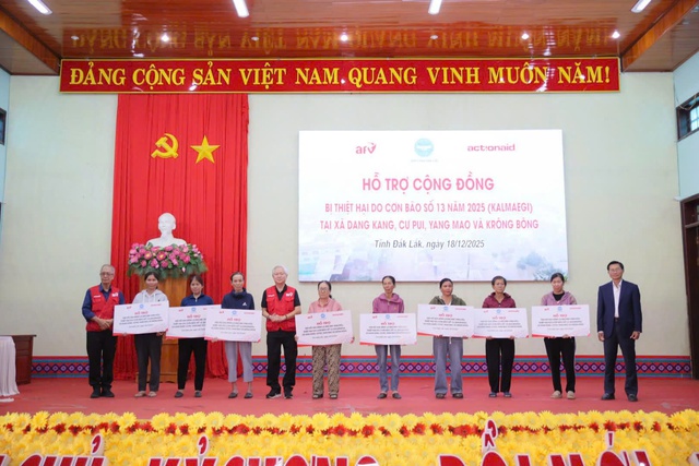 Trao hơn 1 tỷ đồng hỗ trợ người dân Đắk Lắk khắc phục hậu quả mưa lũ- Ảnh 1.