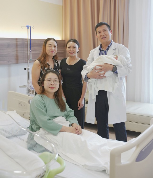 10 phút thần tốc mổ cấp cứu tại Vinmec Smart City cứu sống mẹ và thai nhi nguy kịch- Ảnh 1.