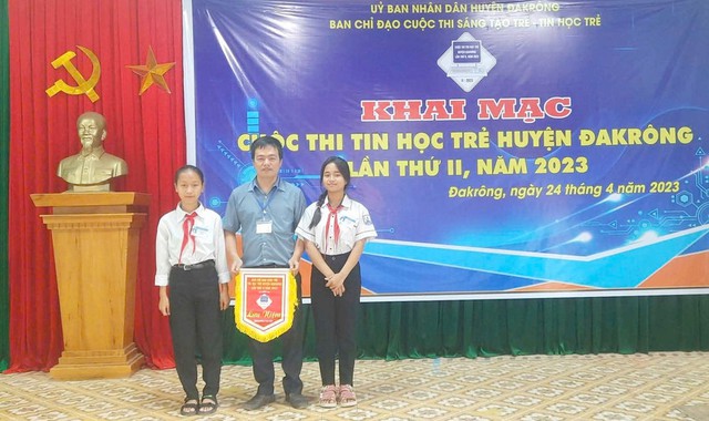 Người thầy bền bỉ "cõng" máy tính, đưa ánh sáng "thế giới số" tới học sinh Pa Kô, Vân Kiều- Ảnh 4. Người thầy bền bỉ "cõng" máy tính, đưa ánh sáng "thế giới số" tới học sinh Pa Kô, Vân Kiều- Ảnh 4.