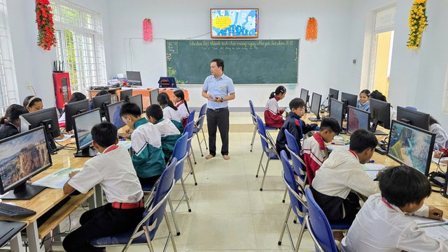 Người thầy bền bỉ "cõng" máy tính, đưa ánh sáng "thế giới số" tới học sinh Pa Kô, Vân Kiều- Ảnh 2. Người thầy bền bỉ "cõng" máy tính, đưa ánh sáng "thế giới số" tới học sinh Pa Kô, Vân Kiều- Ảnh 2.