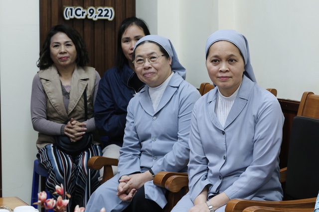 Phó Chủ tịch UBTƯ MTTQ Việt Nam Nguyễn Thị Tuyến chúc mừng Giáng sinh tại Dòng Thánh Phaolô- Ảnh 2. Phó Chủ tịch UBTƯ MTTQ Việt Nam Nguyễn Thị Tuyến chúc mừng Giáng sinh tại Dòng Thánh Phaolô- Ảnh 2.