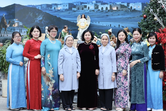 Phó Chủ tịch UBTƯ MTTQ Việt Nam Nguyễn Thị Tuyến chúc mừng Giáng sinh tại Dòng Thánh Phaolô- Ảnh 4. Phó Chủ tịch UBTƯ MTTQ Việt Nam Nguyễn Thị Tuyến chúc mừng Giáng sinh tại Dòng Thánh Phaolô- Ảnh 4.