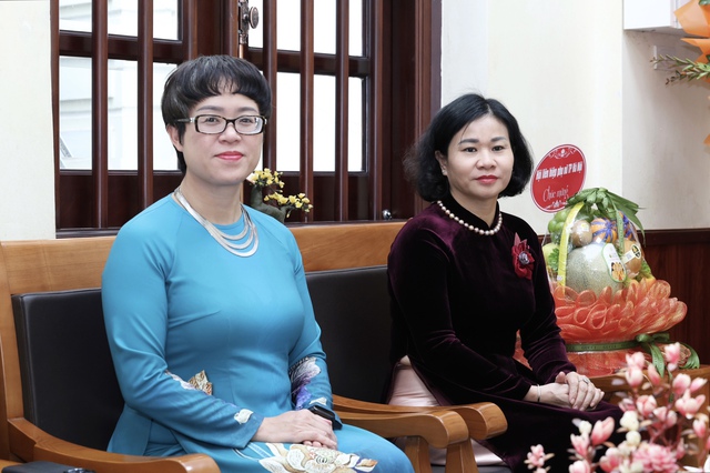 Phó Chủ tịch UBTƯ MTTQ Việt Nam Nguyễn Thị Tuyến chúc mừng Giáng sinh tại Dòng Thánh Phaolô- Ảnh 1. Phó Chủ tịch UBTƯ MTTQ Việt Nam Nguyễn Thị Tuyến chúc mừng Giáng sinh tại Dòng Thánh Phaolô- Ảnh 1.