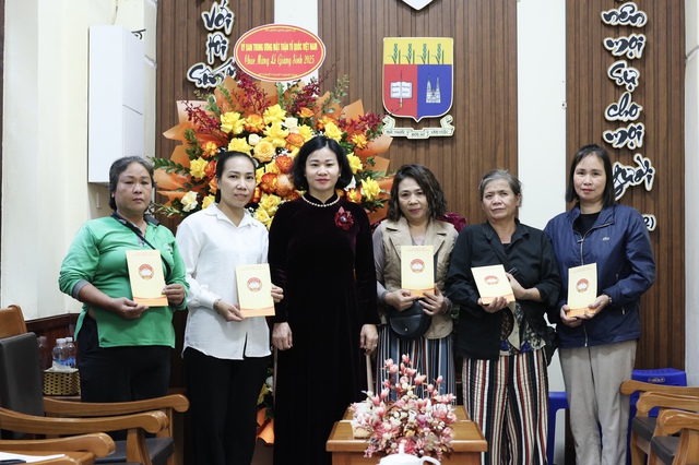 Phó Chủ tịch UBTƯ MTTQ Việt Nam Nguyễn Thị Tuyến chúc mừng Giáng sinh tại Dòng Thánh Phaolô- Ảnh 3. Phó Chủ tịch UBTƯ MTTQ Việt Nam Nguyễn Thị Tuyến chúc mừng Giáng sinh tại Dòng Thánh Phaolô- Ảnh 3.