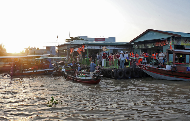 Chợ nổi Cái Răng: Một thoáng bình yên giữa dòng sông Hậu- Ảnh 6. Chợ nổi Cái Răng: Một thoáng bình yên giữa dòng sông Hậu- Ảnh 6.