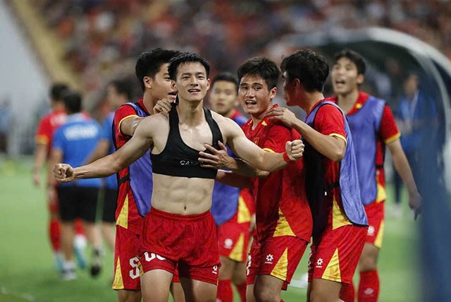 Ngược dòng ngoạn mục, U22 Việt Nam vô địch bóng đá nam SEA Games 33- Ảnh 2.