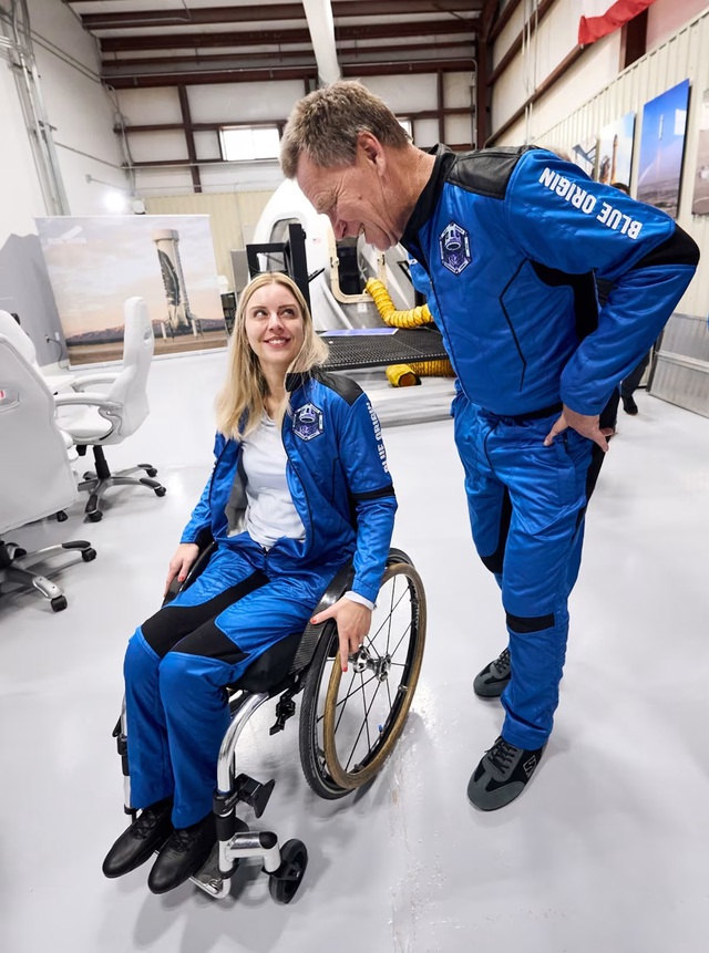 Cô Michaela Benthaus là người ngồi xe lăn đầu tiên sẽ lên vũ trụ- Ảnh 1.
