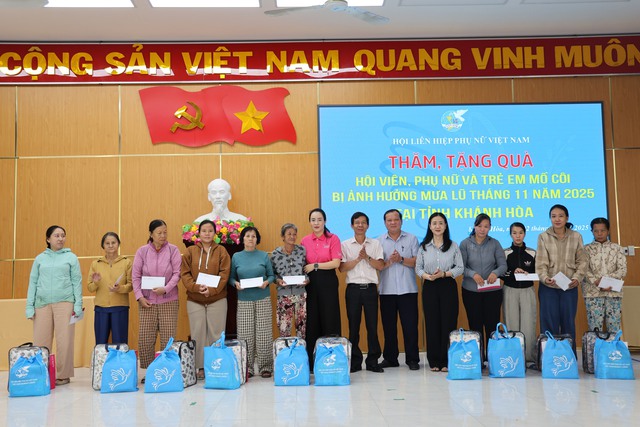 Lãnh đạo Hội LHPN Việt Nam thăm, động viên phụ nữ vùng lũ Khánh Hòa- Ảnh 4.