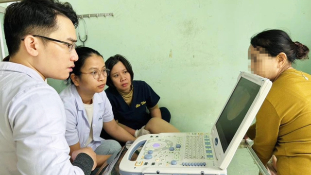 Khám bệnh miễn phí, bác sĩ phát hiện ca vỡ thai ngoài tử cung- Ảnh 1. Khám bệnh miễn phí, bác sĩ phát hiện ca vỡ thai ngoài tử cung- Ảnh 1.