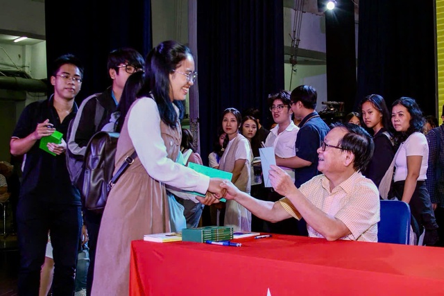 Nhà văn Nguyễn Nhật Ánh ký tặng bạn đọc. Ảnh: Hồ Lam