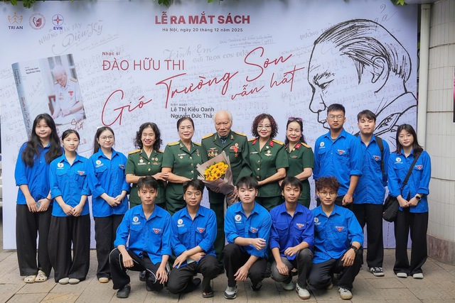 Nhạc sĩ Đào Hữu Thi chụp ảnh cùng sinh viên trường