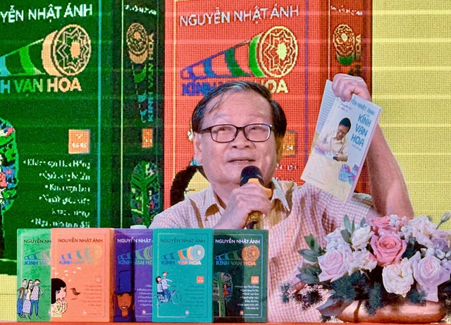 Nhà văn Nguyễn Nhật Ánh chia sẻ với độc giả tại sự kiện. Ảnh: Hồ Lam