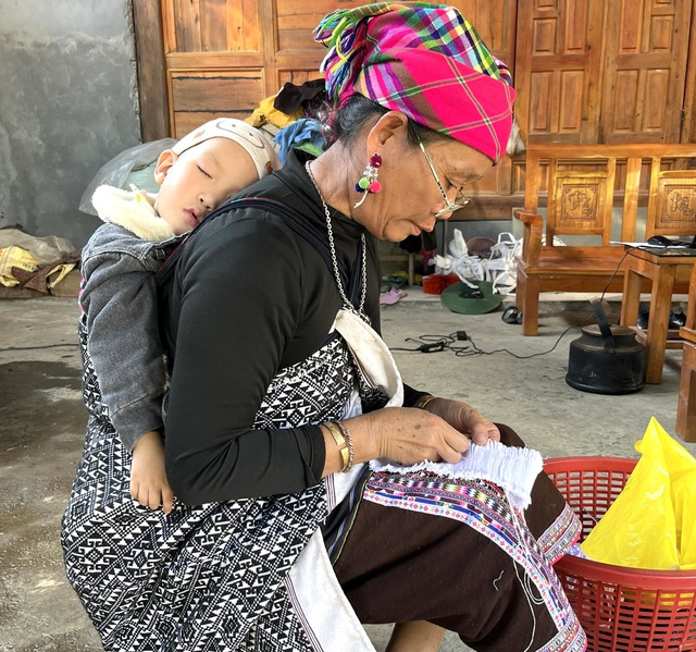 Phụ nữ Bản Thẳm tăng thu nhập từ nghề thêu thủ công- Ảnh 5.
