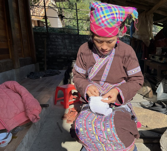 Phụ nữ Bản Thẳm tăng thu nhập từ nghề thêu thủ công- Ảnh 1.
