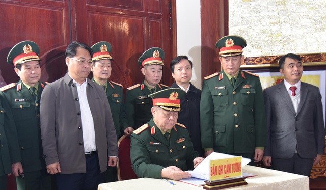 Chủ nhiệm Tổng cục Chính trị QĐND Việt Nam dâng hương tưởng niệm tại di tích rừng Trần Hưng Đạo- Ảnh 1.