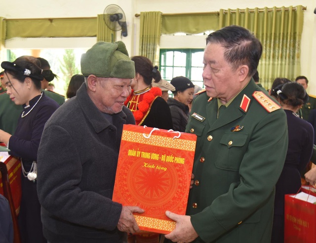 Chủ nhiệm Tổng cục Chính trị QĐND Việt Nam dâng hương tưởng niệm tại di tích rừng Trần Hưng Đạo- Ảnh 2.