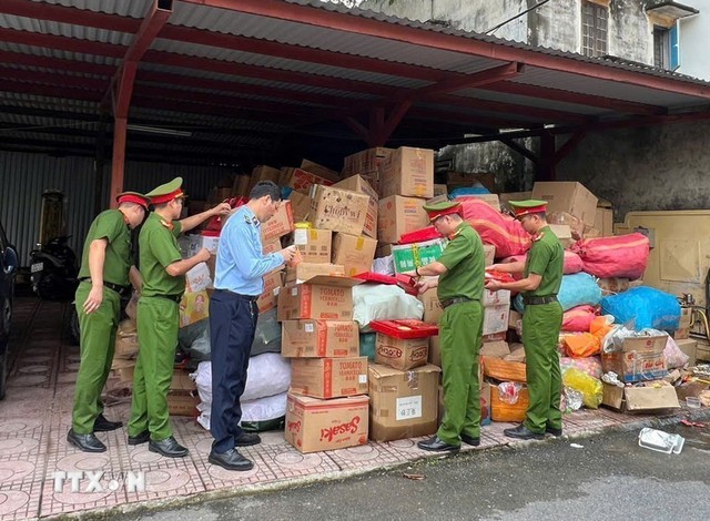 Hà Nội siết chặt thị trường bánh kẹo Tết, bảo vệ sức khỏe người tiêu dùng- Ảnh 1.
