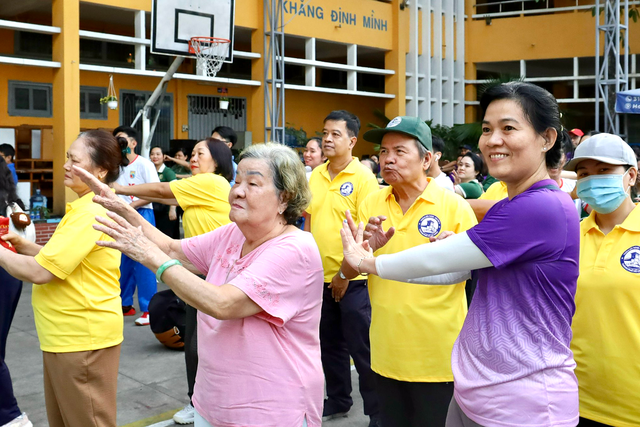Giải đi bộ quanh chợ Bến Thành gây quỹ hơn 900 triệu đồng hỗ trợ người nghèo- Ảnh 2.