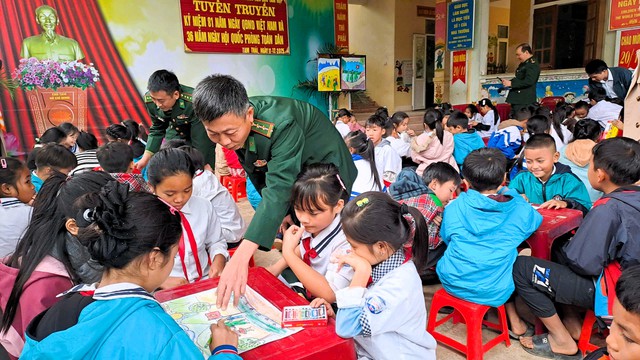 Xúc động hình ảnh chú bộ đội trong trái tim trẻ thơ miền biên viễn- Ảnh 3.