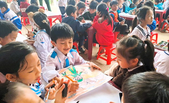 Xúc động hình ảnh chú bộ đội trong trái tim trẻ thơ miền biên viễn- Ảnh 2.