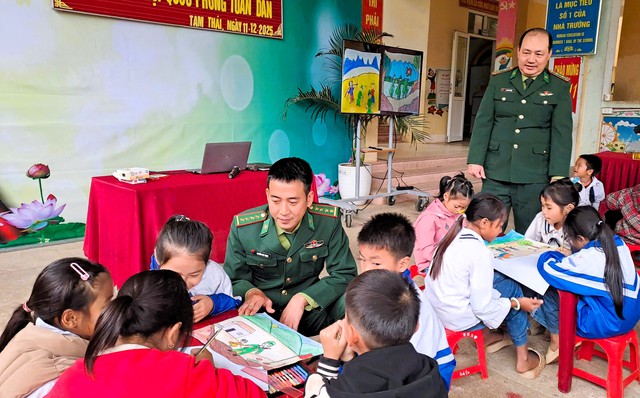 Xúc động hình ảnh chú bộ đội trong trái tim trẻ thơ miền biên viễn- Ảnh 1.
