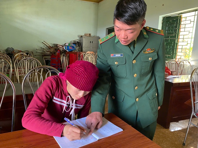 Thầy giáo quân hàm xanh Tẩn Tấn Hùng hướng dẫn học viên viết chữ