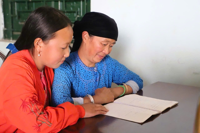 Học viên tham gia lớp xoá mù chữ này do Hội LHPN xã Sà Phìn phối hợp với Đồn Biên phòng Đồng Văn tổ chức