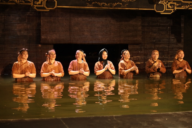 Sinh viên báo chí “thổi hồn” vào rối nước- Ảnh 1.