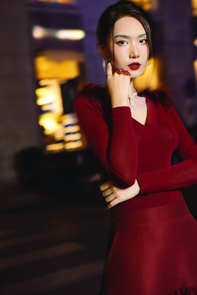 Váy đỏ quyến rũ, ngọt ngào đón Noel và năm mới- Ảnh 2.