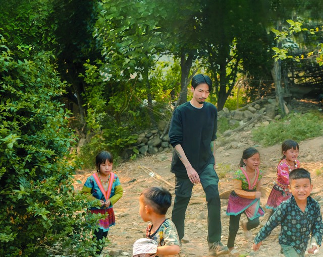 Den Vâu trong MV Nấu ăn cho em