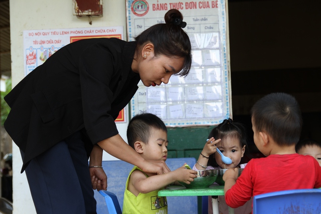 Giáo viên mầm non phải đảm đương vai trò của người mẹ, người giáo viên và cả nhân viên y tế cơ bản tại lớp học