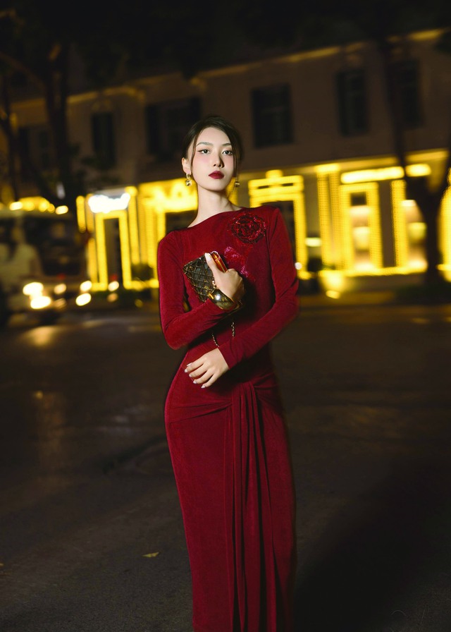 Váy đỏ quyến rũ, ngọt ngào đón Noel và năm mới- Ảnh 1.