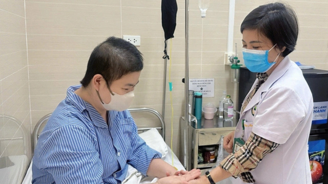 Phát hiện ung thư máu sau khi ngất lịm, đau đầu- Ảnh 1.