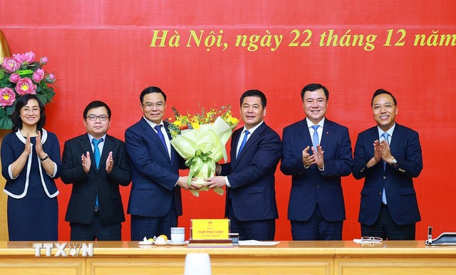 Thủ tướng trao Quyết định giao Quyền Bộ trưởng Bộ Công Thương cho ông Lê Mạnh Hùng- Ảnh 7.