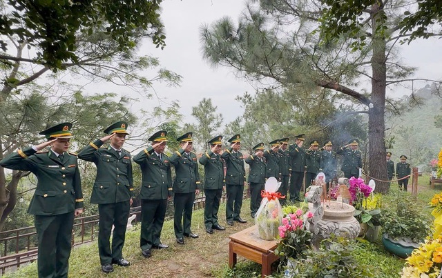 Lãnh đạo tỉnh Quảng Trị viếng mộ Đại tướng Võ Nguyên Giáp- Ảnh 1.