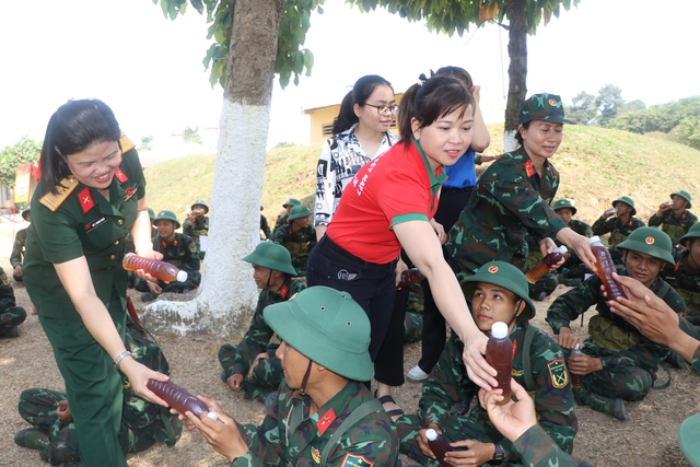 Dấu ấn sáng tạo, lan tỏa tinh thần nhân ái trong phong trào phụ nữ Quân khu 7- Ảnh 2.