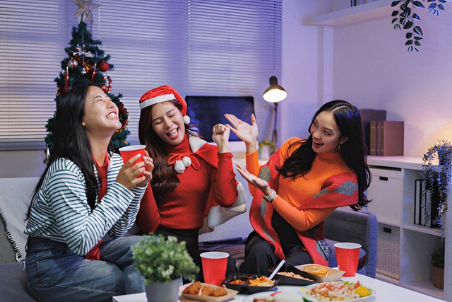 “Ông già Noel” ShopeeFood ghé thăm, phát quà món ngon xịn sò nhân dịp Giáng sinh- Ảnh 3.