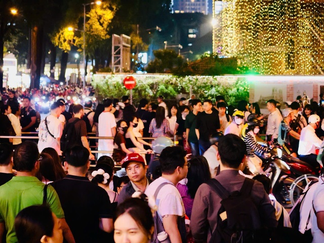 Giới trẻ nô nức check-in tại Nhà thờ Đức Bà đón Giáng sinh- Ảnh 2. Giới trẻ nô nức check-in tại Nhà thờ Đức Bà đón Giáng sinh- Ảnh 2.