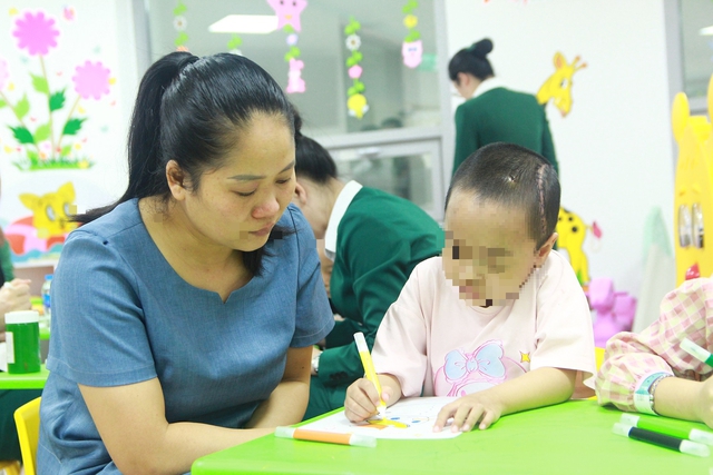 Mang Giáng sinh ấm áp đến với các bệnh nhi- Ảnh 1.