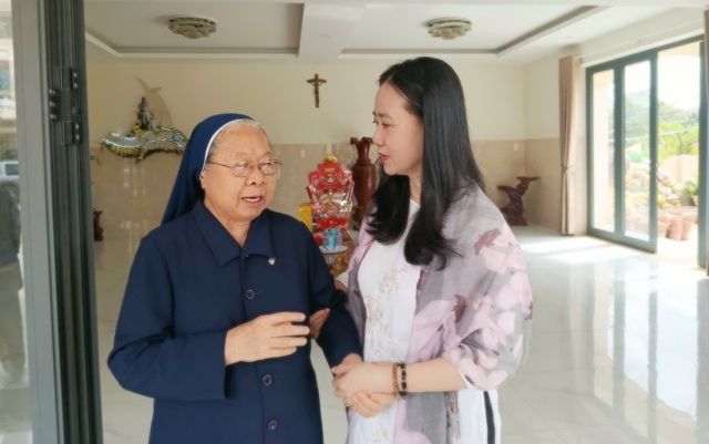 Hội LHPN tỉnh Khánh Hòa chúc mừng Giáng sinh 2025 các cơ sở tôn giáo- Ảnh 1.