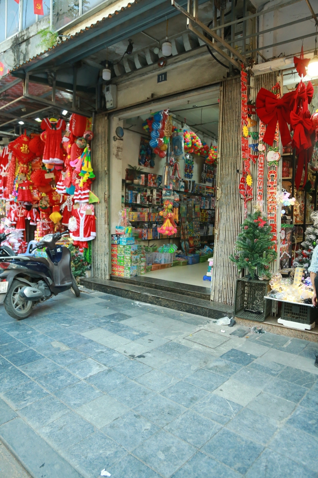 Phố Hàng Mã mùa Giáng sinh 2025: Gọn gàng trật tự hơn, đồ trang trí giá rẻ bán chạy- Ảnh 4. Phố Hàng Mã mùa Giáng sinh 2025: Gọn gàng trật tự hơn, đồ trang trí giá rẻ bán chạy- Ảnh 4.